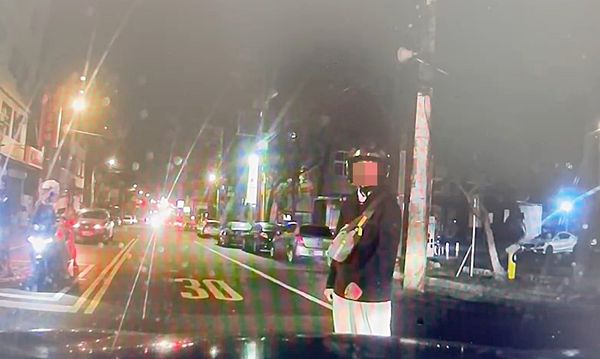 ▲桃園市龜山警分局一輛巡邏車25日深夜行經龜山區中興路時，疑似未看到行人險些撞上，警方巡邏車行車紀錄器拍攝畫面。（圖／龜山警分局提供）