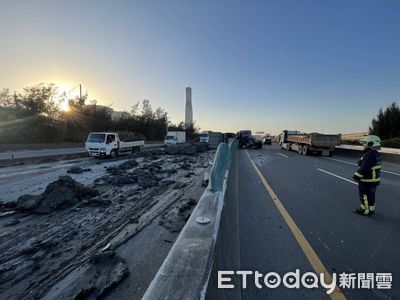 台61大貨車自撞！廢土噴出灑路面　害對向重機慘摔...2人送醫