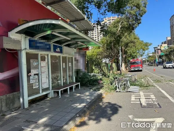 ▲▼吊臂掉落砸毀公車亭             。（圖／記者戴上容翻攝）