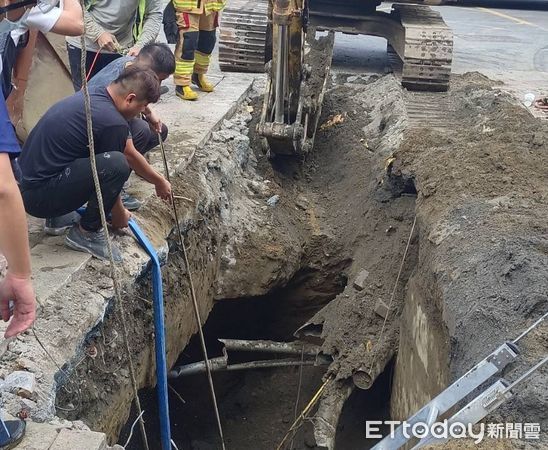 ▲▼高雄40歲工人遭活埋受困！救出無呼吸心跳送醫。（圖／記者賴文萱翻攝）