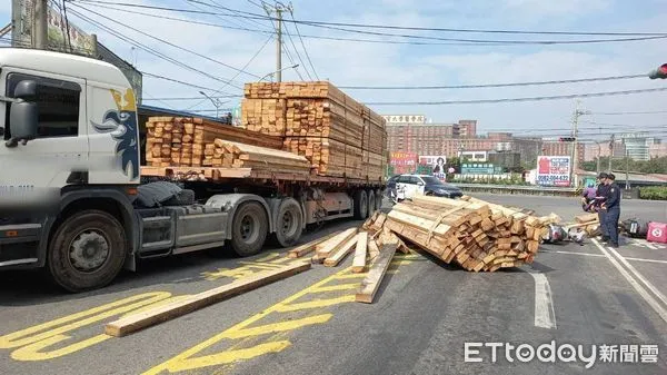 ▲一台拖板車因為綑綁繩索斷裂，造成木材掉落，造成3部機車受損             。（圖／記者吳奕靖翻攝）