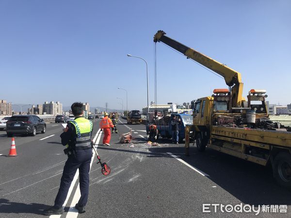 ▲▼小貨車被追撞翻覆，警方出動吊車將車翻正，肇事小客車車頭毀損             。（圖／記者陳以昇翻攝）