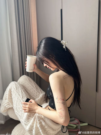 ▲趙露思在社群貼出多張美照，身上出現的紋身圖案，意外成為討論焦點。（圖／翻攝自微博／趙露思的微博）