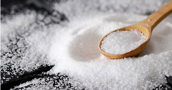 結塊的鹽讓許多家庭煮夫煮婦們不好抓鹽巴的使用量。（示意圖／Pixabay）