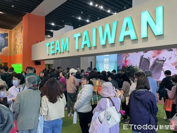 ▲▼「挺美德・Q版貓狗胸章」引發支持者迴響。（圖／記者呂晏慈攝）