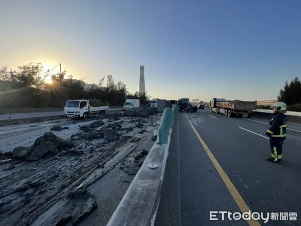 ▲▼ 台61大貨車自撞分隔島「砂石全灑路面」釀2傷            。（圖／記者戴上容翻攝）