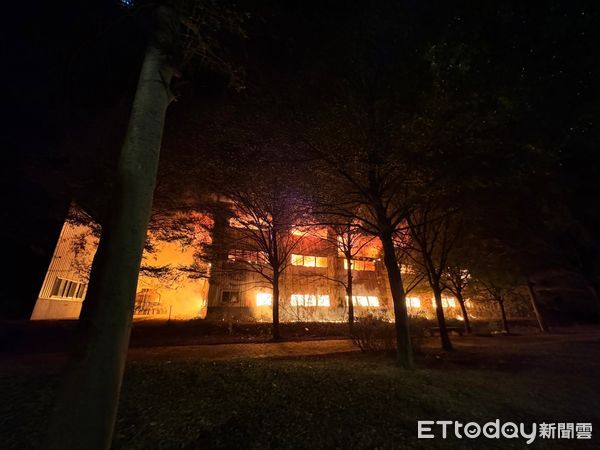▲台南市柳營區工六路回收工廠火警，28日晚上9時50分許發生火警，現場全面燒。（圖／民眾提供）