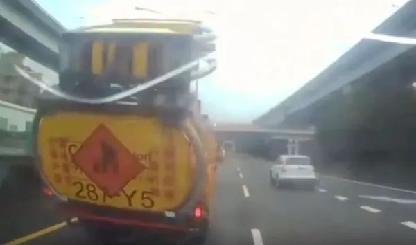 ▲▼抨擊國道緩撞車「出來害人」　慘遭網友打臉「你真的會開車嗎」。（圖／翻攝自記者爆料網）