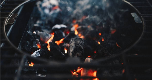 幸虧歐姓外送員機警前往報案，最終成功將想燒炭自殺男子救出。（示意圖／翻攝自pixabay）