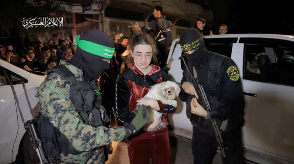 ▲▼以色列17歲少女米亞（Mia Leimberg）獲釋緊抱著愛犬貝拉。（圖／路透）