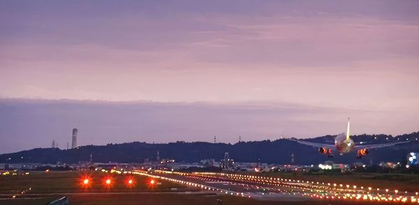 ▲桃園市政府觀旅局推出桃園機場即時影像，圖為桃園機場夜景。（圖／翻攝自桃園觀光即時影像）