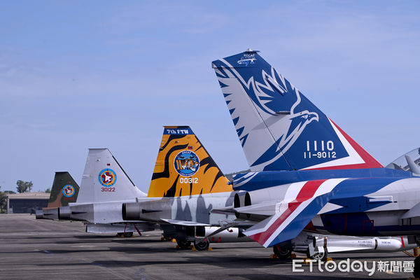▲勇鷹高教機與F-5戰機並列，象徵薪火相傳。（圖／記者陳煥丞攝）