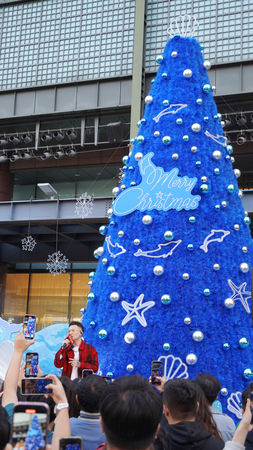 ▲▼ 蕭秉治點亮10公尺高的藍色聖誕樹。（圖／相信音樂提供）