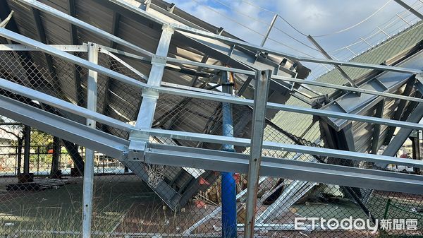 ▲光電工程施工到一半，台中烏日籃球場屋頂突塌成V型。（圖／記者許權毅攝）