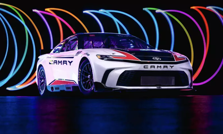 ▲大改款Camry才剛發表，原廠隨即推出賽事用的V8 Camry。（圖／翻攝自TOYOTA，以下同）