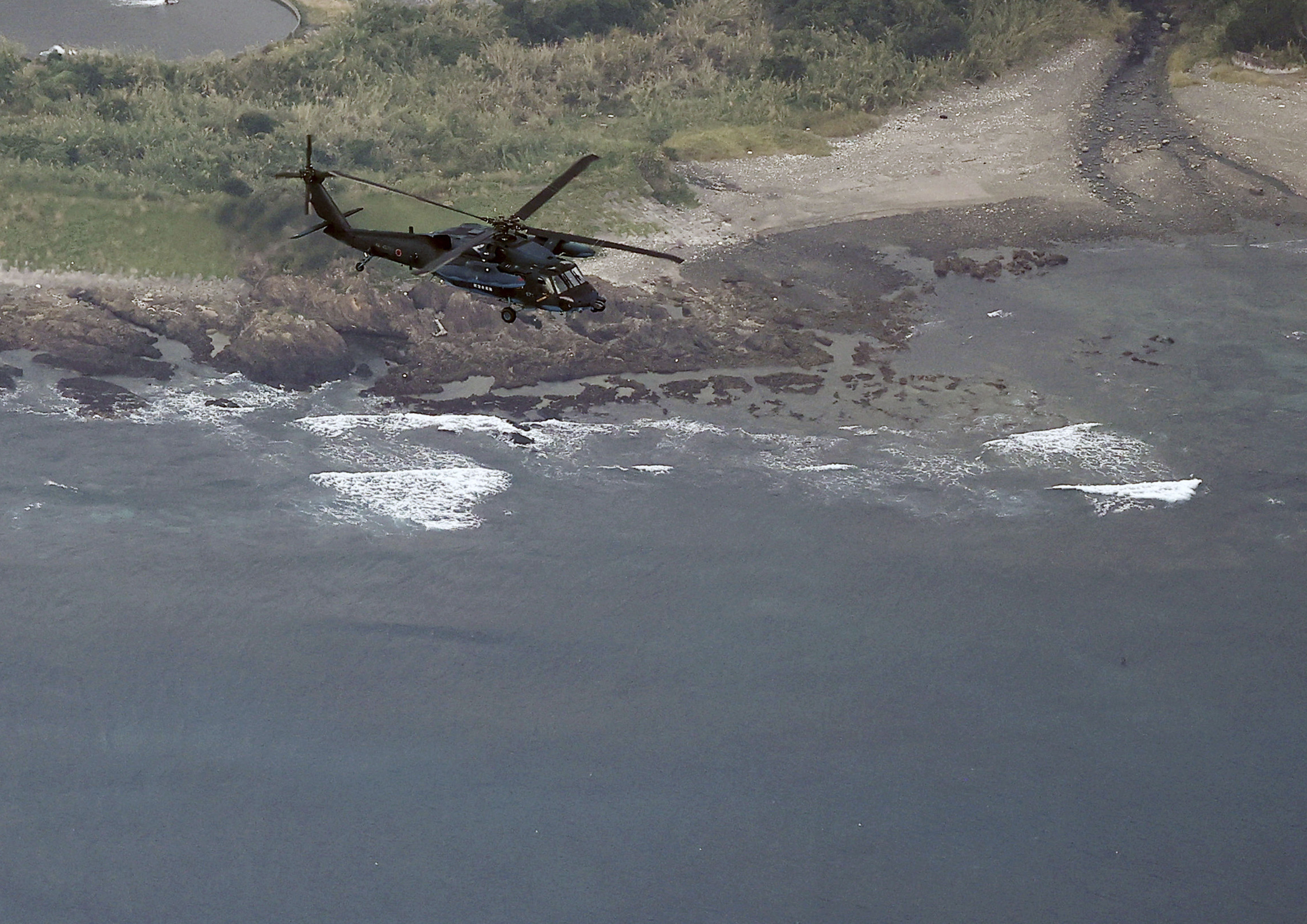 ▲▼日本航空自衛隊直升機在失事海域進行搜索作業。（圖／達志影像／美聯社）