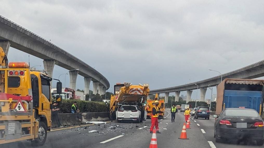 快訊／國1嚴重車禍！轎車猛撞「緩撞車整台被鏟起」　碎片炸一地 | ETtoday社會新聞 | ETtodayAMP