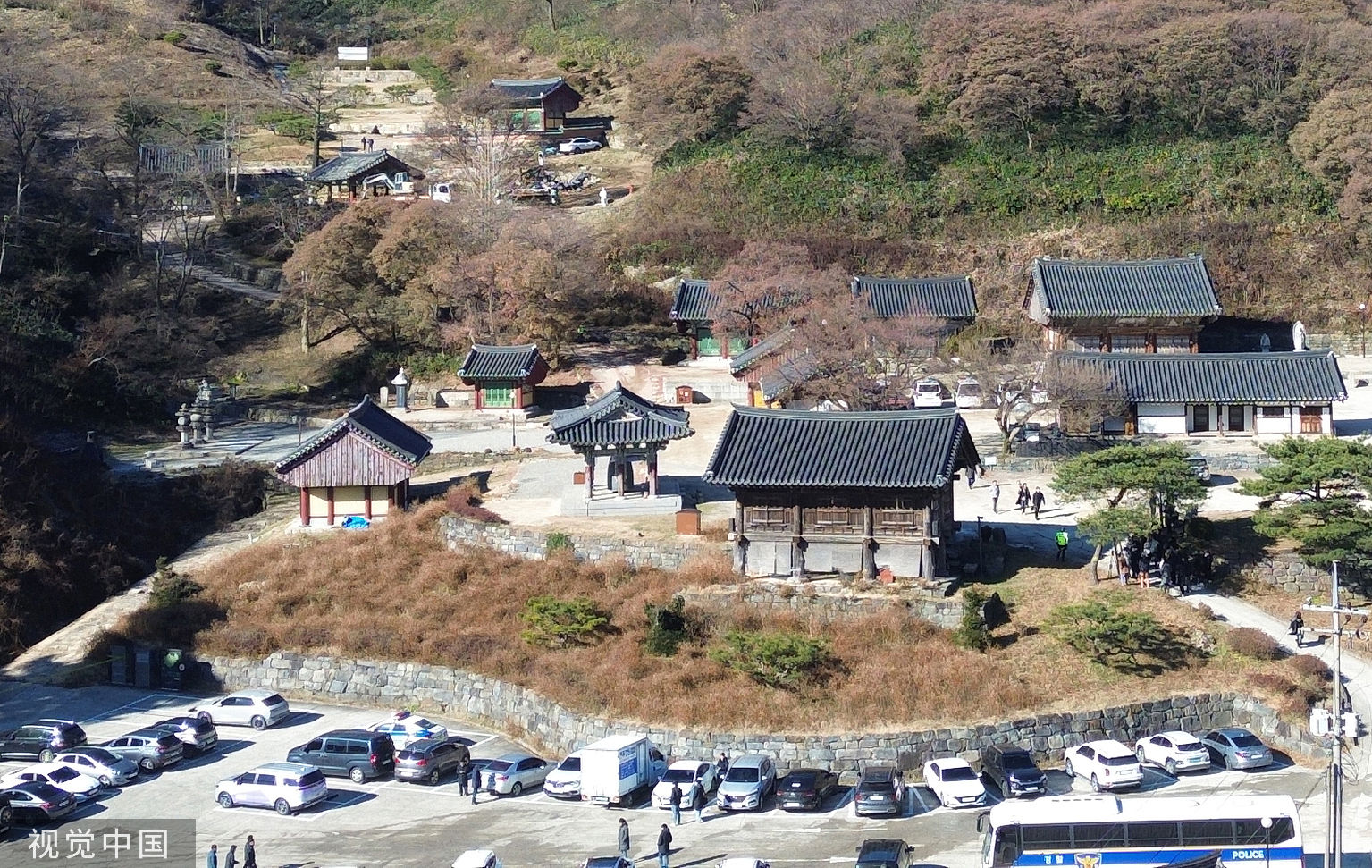 ▲▼南韓京畿道安城市七長寺29日晚間發生大火，鑑定人員隔天前往現場。（圖／CFP）