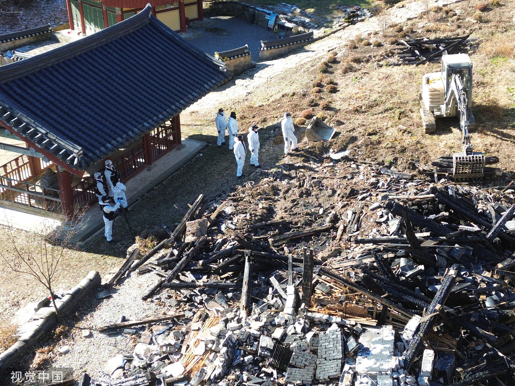 ▲▼南韓京畿道安城市七長寺29日晚間發生大火，鑑定人員隔天前往現場。（圖／CFP）