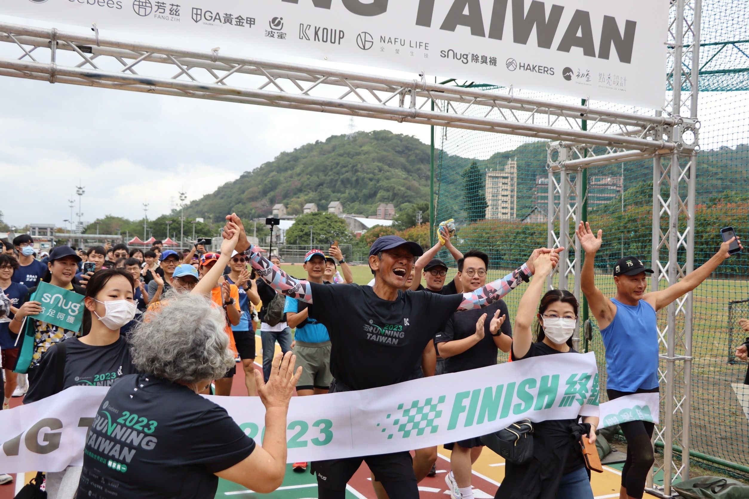 ▲▼東吳超馬傳奇關家良一為世界和平祈福跑步環島，今天回到終點站東吳大學。（圖／東吳大學提供）