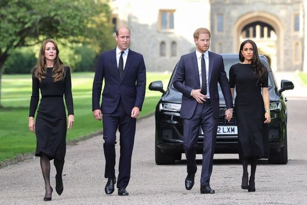 上一次看到凱特王妃（左起）、威廉王子、哈利王子、梅根合體的畫面，是2022年英國女王過世後，4人在溫莎堡外向英國民眾致意。（翻攝自臉書The British Royal Family）