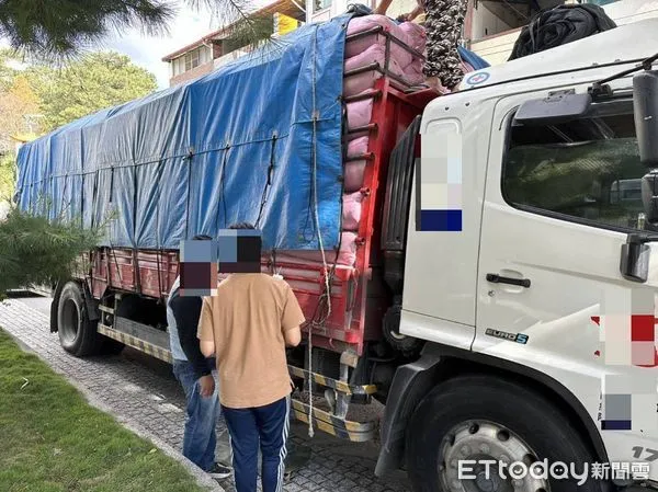 ▲仁愛警方巡邏攔獲不肖業者偷運雞糞上山。（圖／記者高堂堯翻攝，下同）
