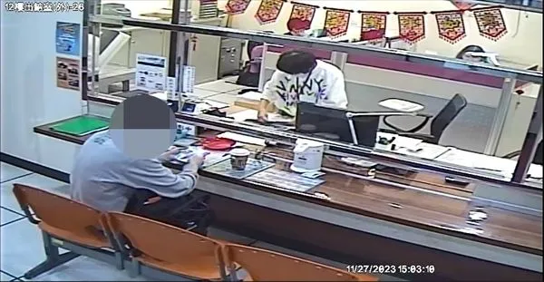 ▲黃姓男子(左)27日持現金20萬元至新北執行署繳納部分罰鍰。（圖／新北分署提供）