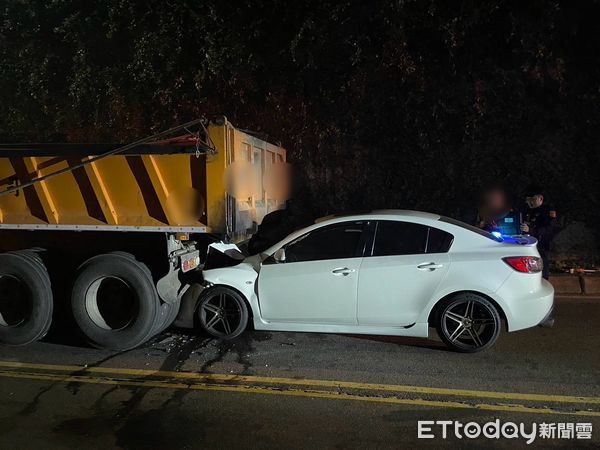 ▲▼小客車追撞插進砂石車後車斗，駕駛卻肇事逃逸，砂石車司機報警，小客車車頭嚴重毀損             。（圖／記者陳以昇翻攝）