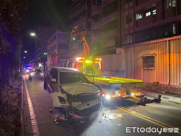 ▲▼小客車追撞插進砂石車後車斗，駕駛卻肇事逃逸，砂石車司機報警，小客車車頭嚴重毀損             。（圖／記者陳以昇翻攝）