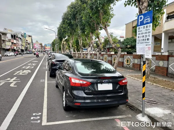 ▲台南市交通局為改善停車秩序，新營8路段392席停車格8月1日起實施收費，經觀察實施成效良好，11月1日起陸續擴大收費路段。（圖／記者林東良翻攝，下同）