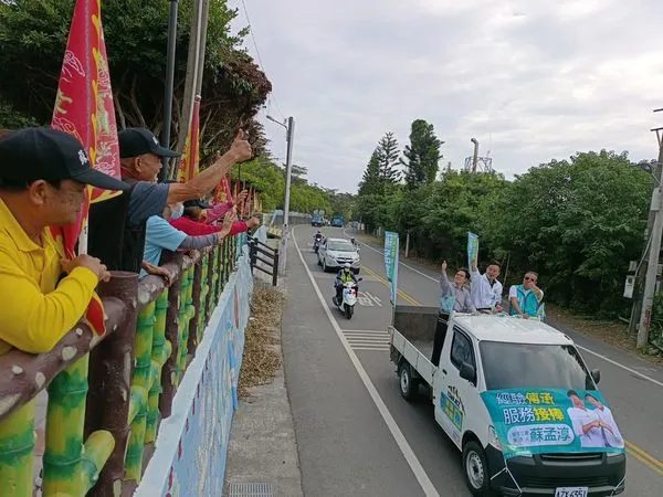 蘇震清前往小琉球為兒站台，卻遭檢舉違反限制出海規定。（圖／翻攝自Facebook／蘇孟淳）