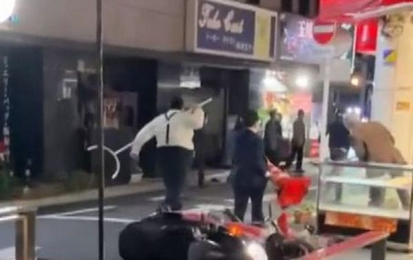 3名搶匪試圖搶劫東京一間珠寶店，沒想到被壯碩店員持刺股擊退。（翻攝X@yuruhuwa_kdenpa）