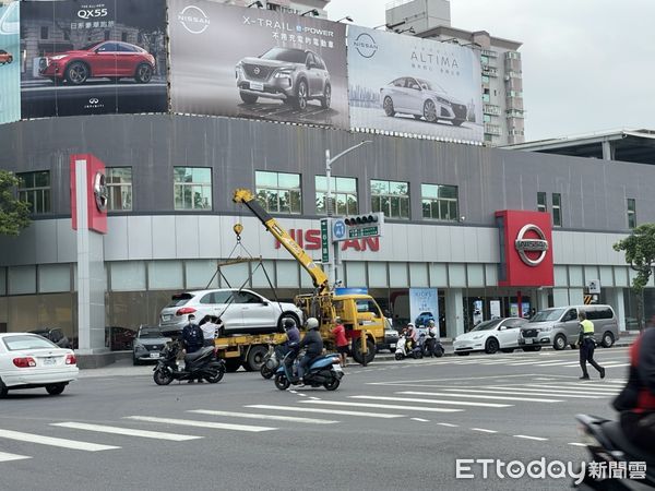 ▲一台保時捷撞上了機車，騎士送醫             。（圖／記者吳奕靖翻攝）