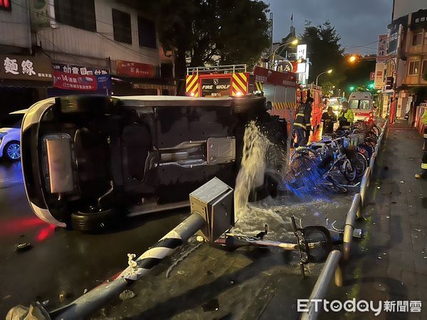 ▲▼       新北男開車撞爆消防栓     。（圖／記者陸運陞翻攝）