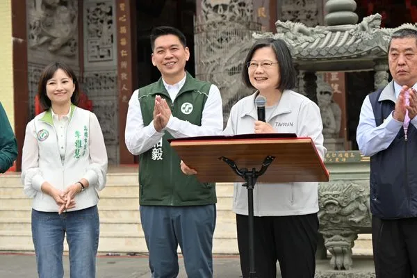 ▲▼總統蔡英文赴後勁鳳屏宮參香祈福，幫立委參選人李柏毅站台。（圖／民進黨提供）