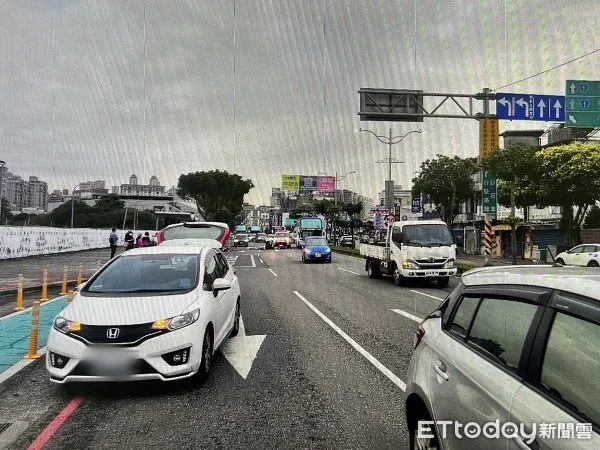 ▲白色自小客車與機車小擦撞，女騎士卻傷重不治。（圖／中壢警分局提供）