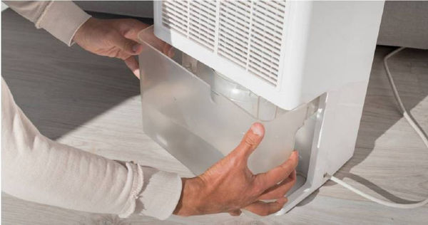 入冬濕冷天氣接連報到，不少人開始出動除濕機幫忙晾乾衣物。（示意圖／翻攝自Shutterstock）