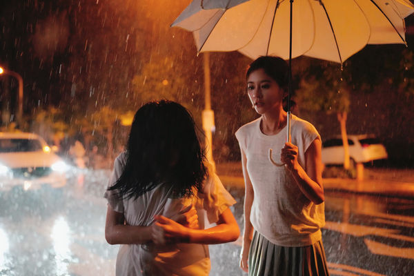 ▲林品彤(左)跟陳意涵在大雨中的衝突戲。（圖／CATCHPLAY提供）