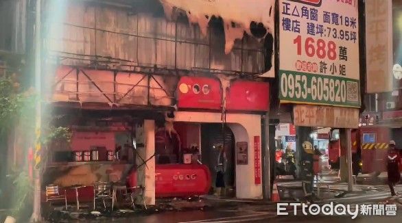 ▲台南市中西區金華路三段店家，1日晚上9時7分許發生火警，1樓店面招牌起火有濃煙、明火竄出。（圖／記者林東良翻攝，下同）