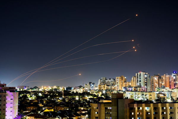 ▲▼1日，從以色列阿什凱隆可以看到，鐵穹系統攔截了哈瑪斯發射的火箭彈。（圖／路透）