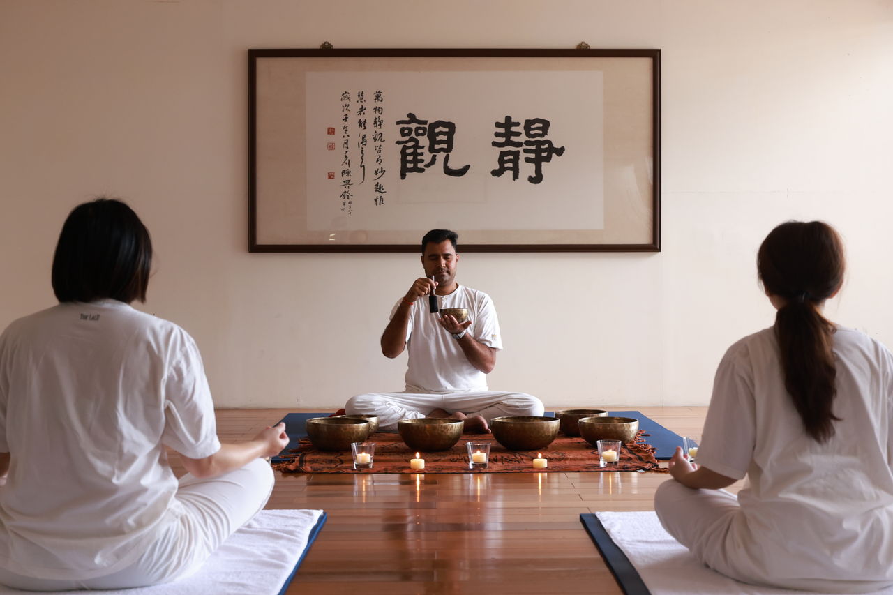 ▲▼日月潭涵碧樓冬季養生之旅。頌缽靜心冥想，可引導幫助賓客培養正念、梳理心靈的雜蕪與感受當下的寧靜，達到安定心神與釋放負面情緒的效果（圖／日月潭涵碧樓提供）