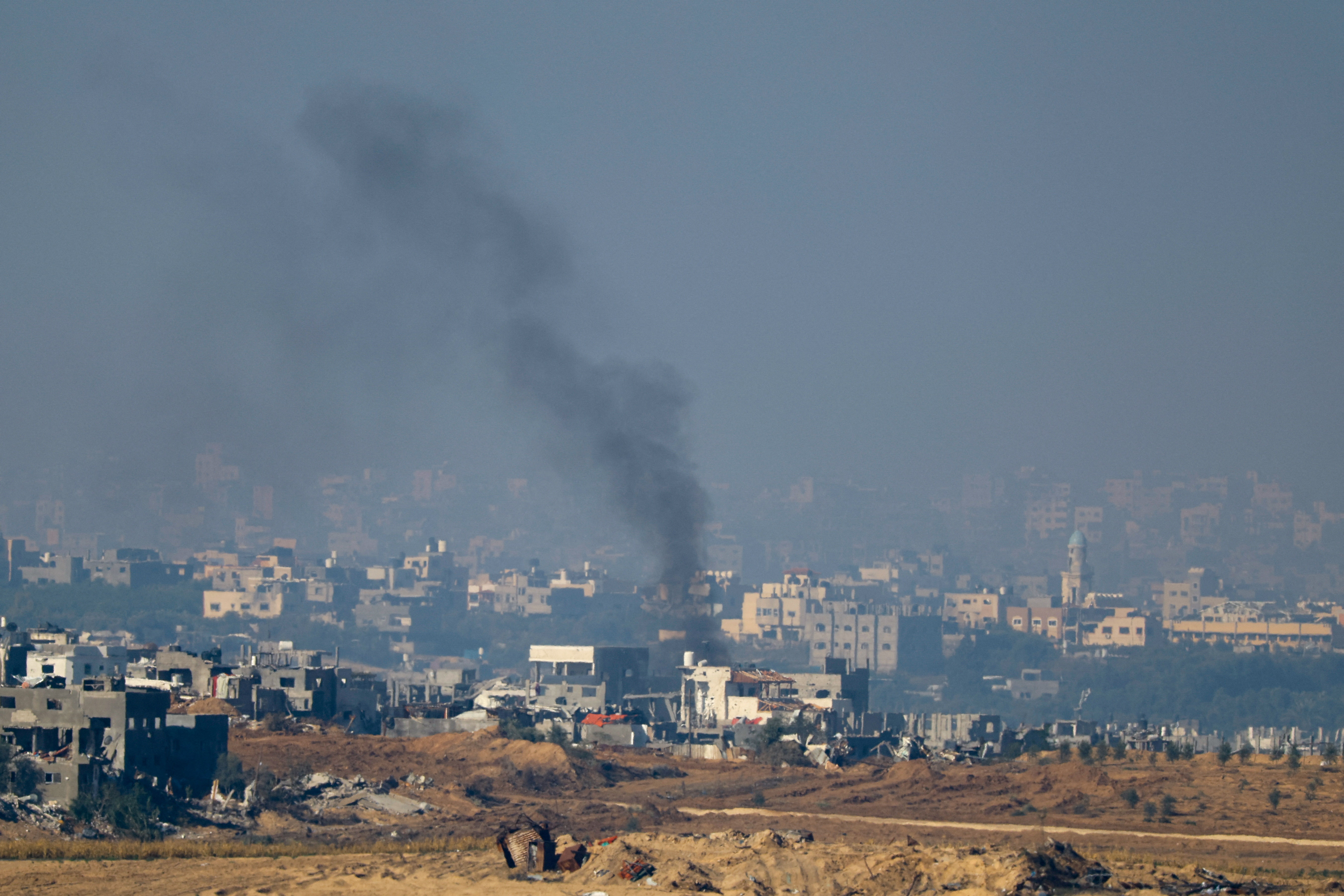 ▲▼ 以哈戰事重啟，以色列南部可見加薩受損的建築竄出濃煙。（圖／路透）