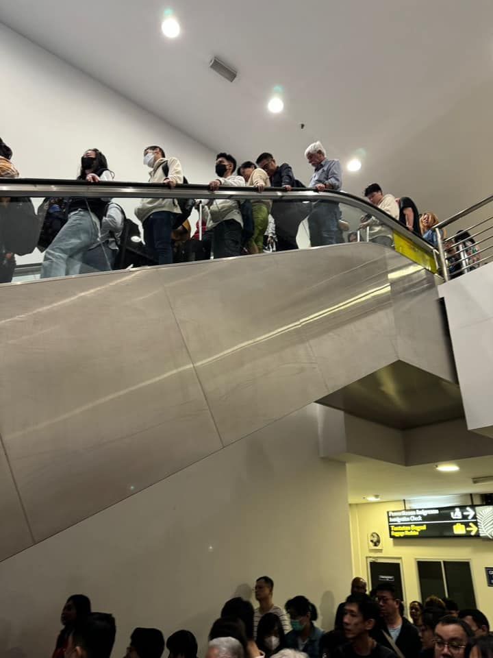 ▲▼大馬檳城機場被塞爆！遊客入境苦等4小時　竟是櫃台未全開。（圖／《中國報》提供）