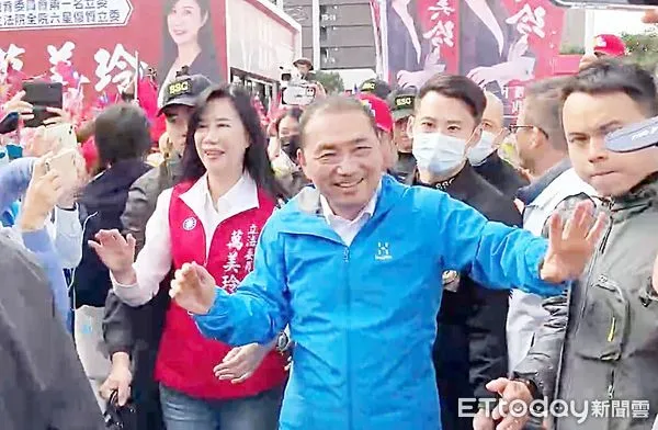 ▲國民黨總統候選人侯友宜今天為桃市立委候選人萬美玲站台，進場時與支持者相互擊掌加油（圖／記者沈繼昌攝）