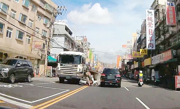 ▲桃市警局今年8月1日起訂定檢舉道路交通事故肇事逃逸案件獎勵金核發要點，以保障交通事故當事人權益，圖為發生在八德區桃鶯路車禍，肇事聯結車肇事逃逸。（圖／桃園市交大提供）