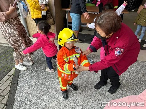 ▲▼新北消防局到校宣導，小朋友們學習逃生             。（圖／記者戴上容翻攝）