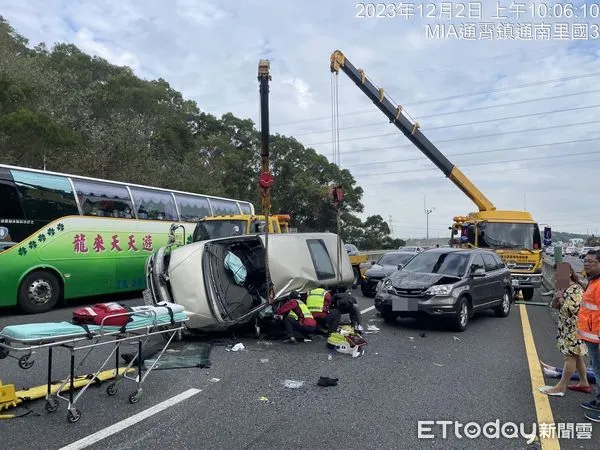 ▲▼ 因台電外包商施工失誤，電纜線掉落國道3號通霄段車道，導致多車發生碰撞後1部廂型車翻覆，有1名女性乘客死亡。（圖／記者蔡文淵翻攝）