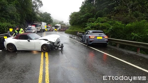 ▲▼       北宜公路宜蘭段3日發生3輛跑車追撞事故      。（圖／記者游芳男翻攝）