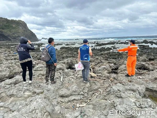 ▲綠島鄉柚子湖發生不明油污染事件。（圖／記者楊漢聲翻攝）