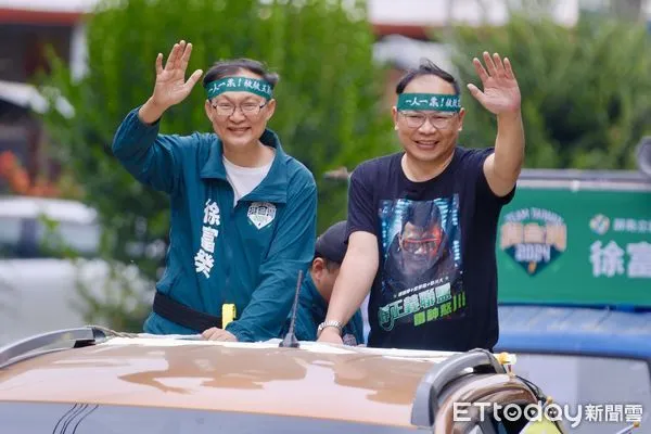 ▲王義川專程南下屏東，陪同屏東第二選區（屏南）立委候選人徐富癸進行車隊掃街，兩人額頭還特別帶上寫有「一人一票！救救王義川」的綁帶，呼籲屏東鄉親三票救台灣 。（圖／記者陳弘修翻攝）